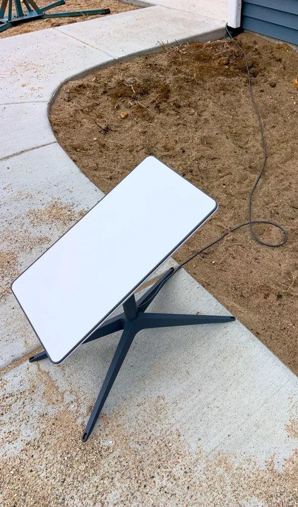 Terminal Starlink Mini branco instalado num suporte exterior
